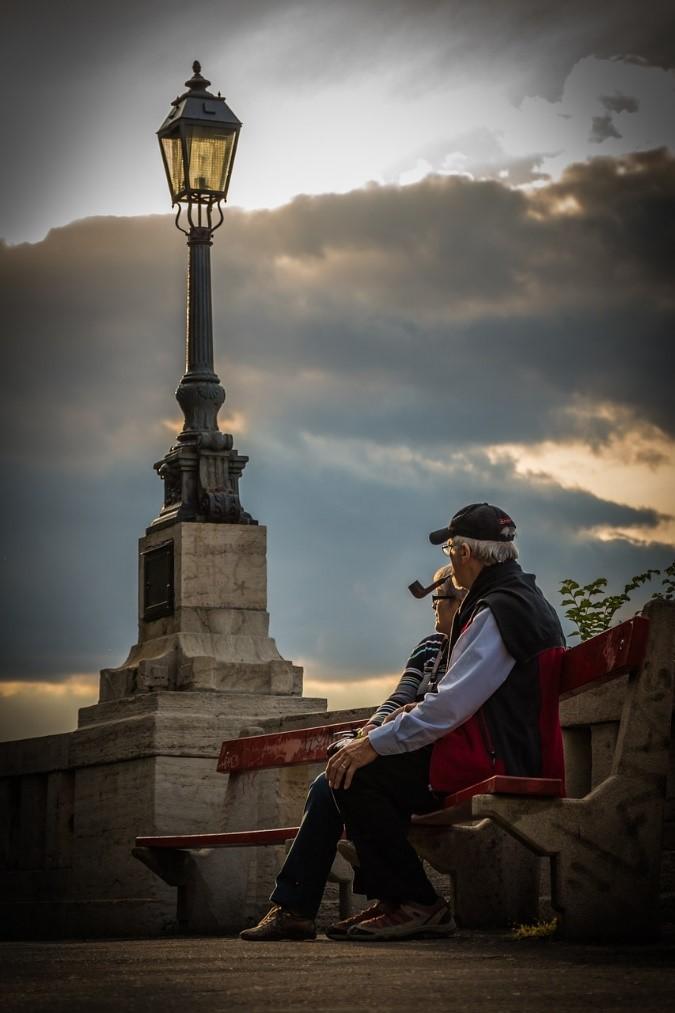 couple-by-the-street-light